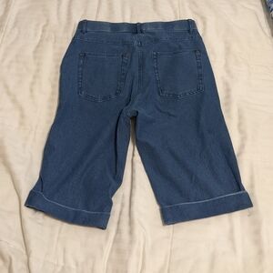 𝅺hue medium wash rolled edge Bermuda shorts size Small